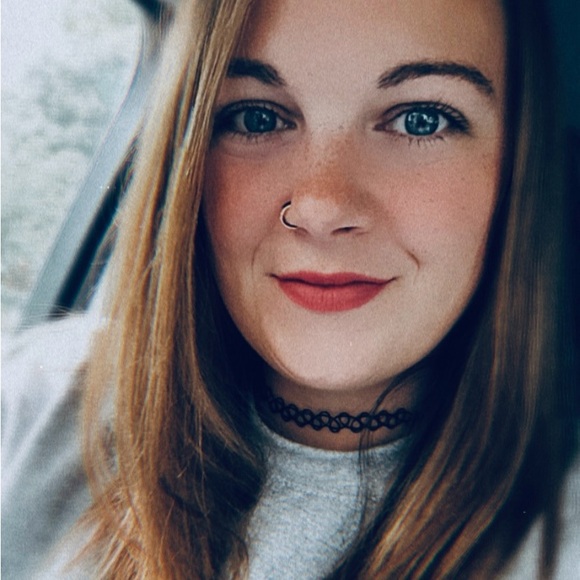 Meet your Posher, Christina - Picture 2 of 5